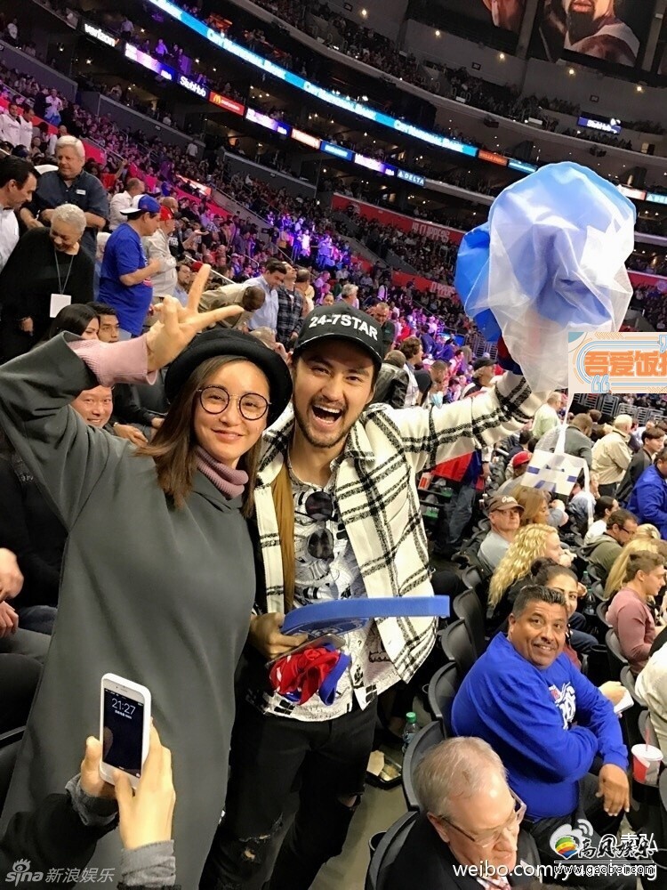袁弘晒出一组和老婆张歆艺一起到美国看NBA球赛的照片 袁弘晒出一组和老婆张歆艺一起到美国看NBA球赛的照片