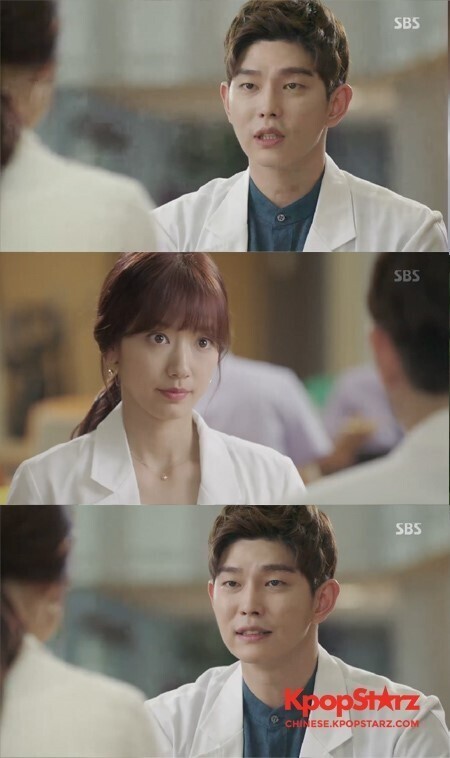 《Doctors》中朴信惠饰演的惠静向尹均尚饰演的允道道歉 《Doctors》中朴信惠饰演的惠静向尹均尚饰演的允道道歉