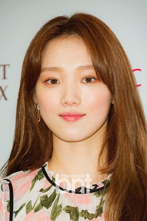 韩国演员李圣经出席某品牌举行的特别活动