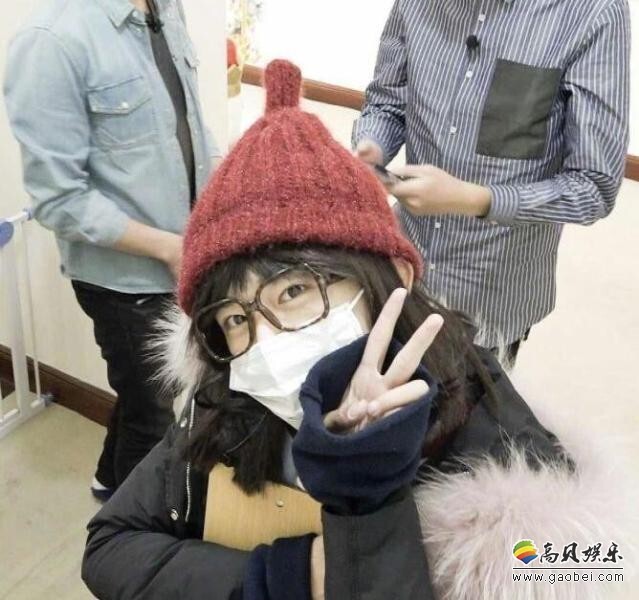 易烊千玺晒出一组穿着女装的自拍 易烊千玺晒出一组穿着女装的自拍