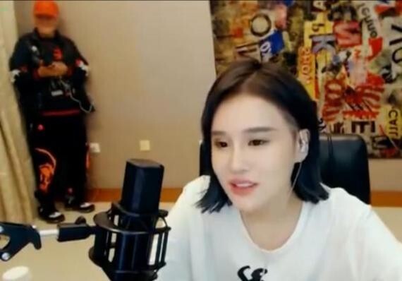 赵本山女儿球球正在直播，赵本山乱入画面