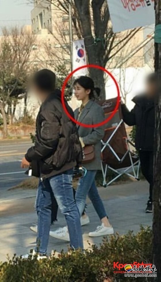 秀智新剧在公开的照片中，秀智以短发亮相