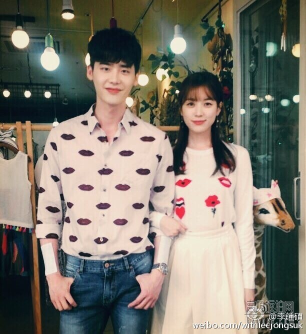 日前李钟硕公开了姜哲妍珠CP的甜蜜照