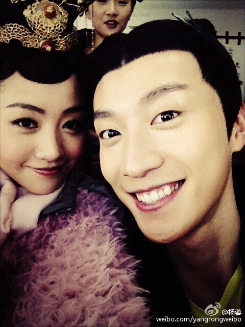 杨蓉微博称：不敢相信…不愿相信，并发手机合影