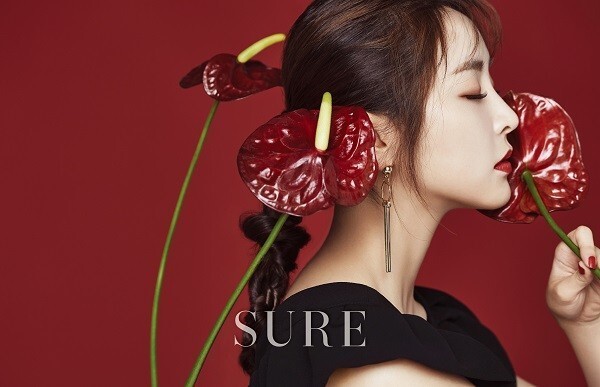 《SURE》公开了演员郑柔美为杂志拍摄的8月刊写真