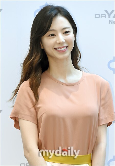 韩国女艺人朴秀珍出席了代言品牌举行的宣传活动