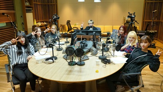 女团GFRIEND做客MBC标准FM电台节目《星光灿烂的夜晚》 女团GFRIEND做客MBC标准FM电台节目《星光灿烂的夜晚》