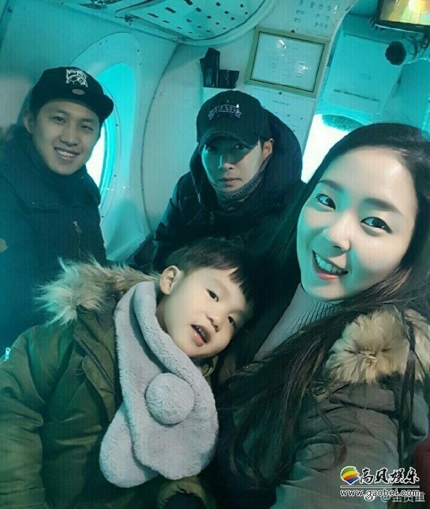 歌手兼演员的金贤重与家人愉快旅行,展露幸福微笑 歌手兼演员的金贤重与家人愉快旅行,展露幸福微笑