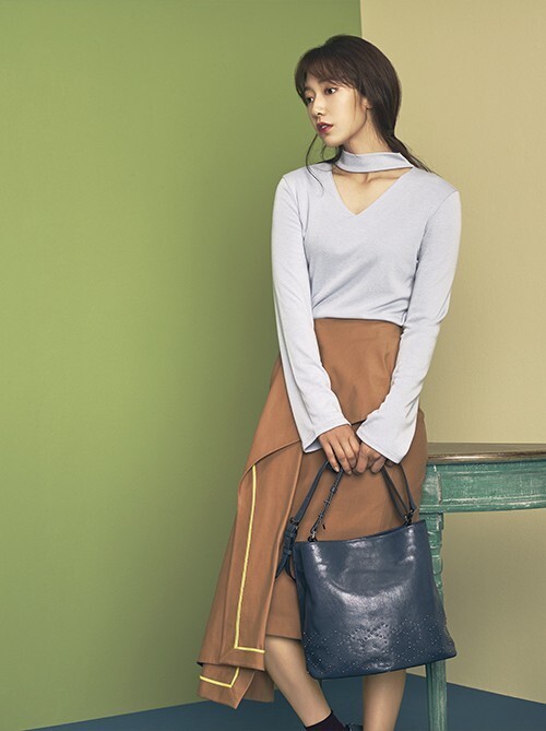 朴信惠为某时尚品牌拍摄的2016秋冬季画报于21日公开