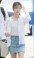 IU身着白衬衫和牛仔短裙现身仁川机场，赶赴南京举办粉丝见面会