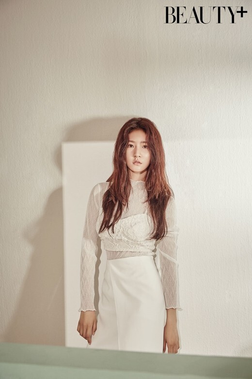 金赛纶为某时尚杂志拍摄的画报公开