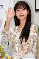 IU现身某品牌新品推介会并举行粉丝签名会