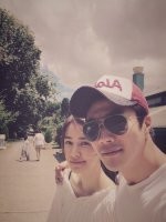 权相宇和孙泰英公开了一家四口出游的照片,引发热议 权相宇和孙泰英公开了一家四口出游的照片,引发热议