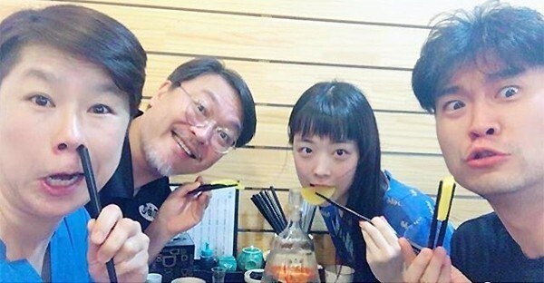 雪莉通过Instagram公开了与恋人崔子、演员金义成的合照 雪莉通过Instagram公开了与恋人崔子、演员金义成的合照