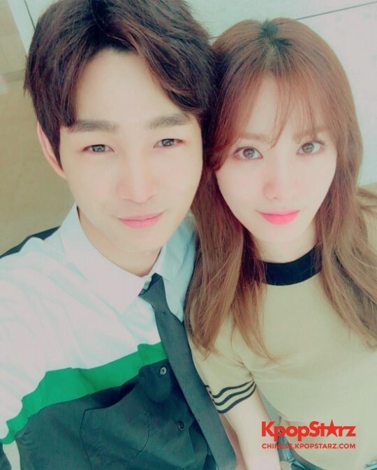 《Good Wife》公开了NANA和李根源的合照