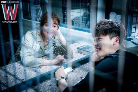 《W-两个世界》29日公开姜哲和吴妍珠在监狱会面的花絮照 《W-两个世界》29日公开姜哲和吴妍珠在监狱会面的花絮照