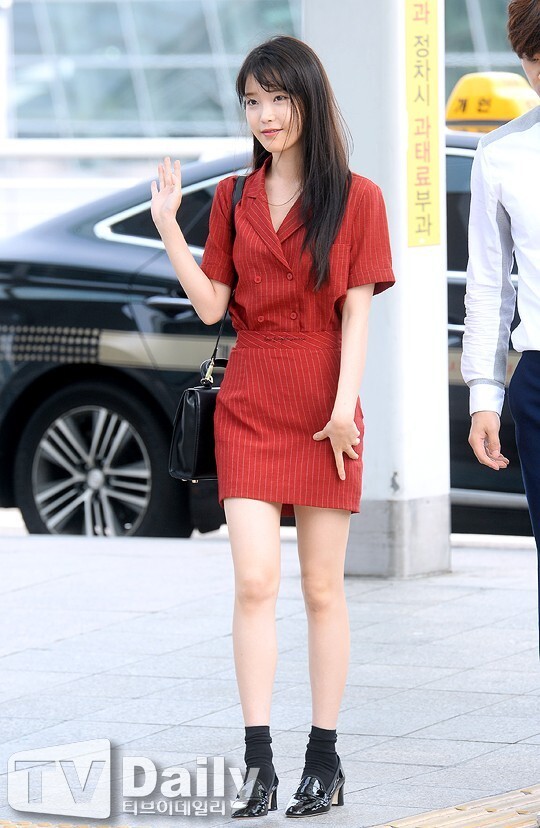 IU为出席在中国举办的粉丝会经由仁川机场出国 IU为出席在中国举办的粉丝会经由仁川机场出国