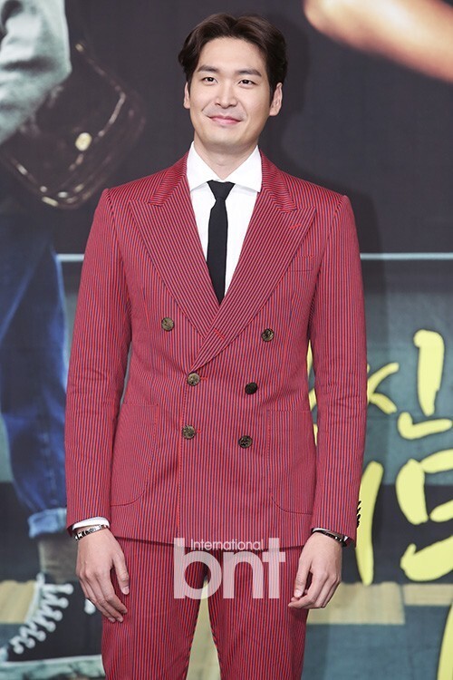 有媒体报道了韩国演员郑糠云正在与圈外人女友交往的消息 有媒体报道了韩国演员郑糠云正在与圈外人女友交往的消息