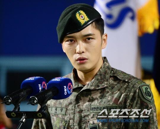 正在军乐队服役的男团JYJ成员金在中即将退伍