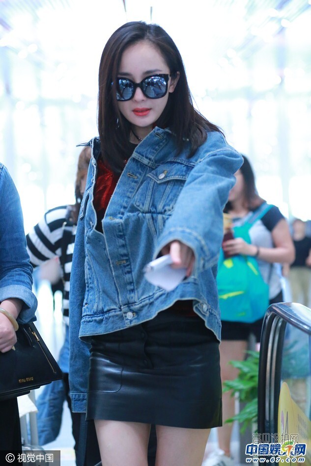 杨幂马不停蹄又从北京出发录制综艺《真正男子汉》 杨幂马不停蹄又从北京出发录制综艺《真正男子汉》