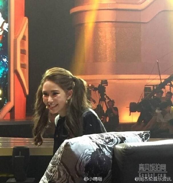 昆凌近日参加江苏卫视节目录制