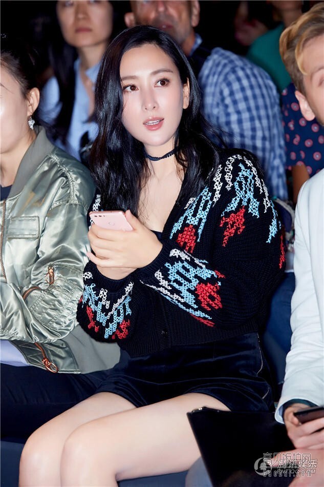 马苏现身纽约时装周某品牌秀场 马苏现身纽约时装周某品牌秀场