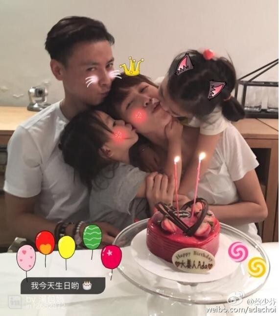 张晋通过微博晒夫妻两人手牵手的照片