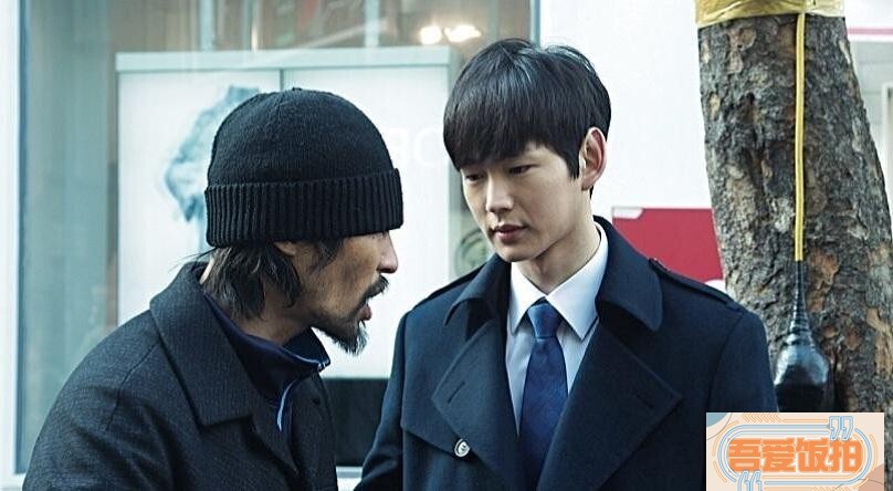 李源根笑起来连眼睛都在笑的迷人表情 李源根笑起来连眼睛都在笑的迷人表情