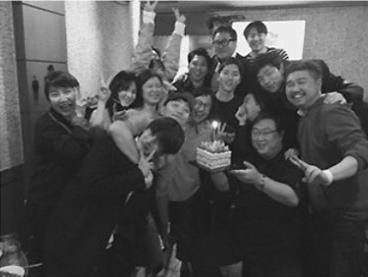 宋慧乔上传了与《太阳的后裔》剧组人员聚餐的照片 宋慧乔上传了与《太阳的后裔》剧组人员聚餐的照片