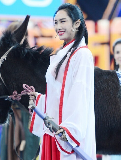 朱茵在微博上分享了她录制综艺节目讲述对爱情感悟的片段 朱茵在微博上分享了她录制综艺节目讲述对爱情感悟的片段