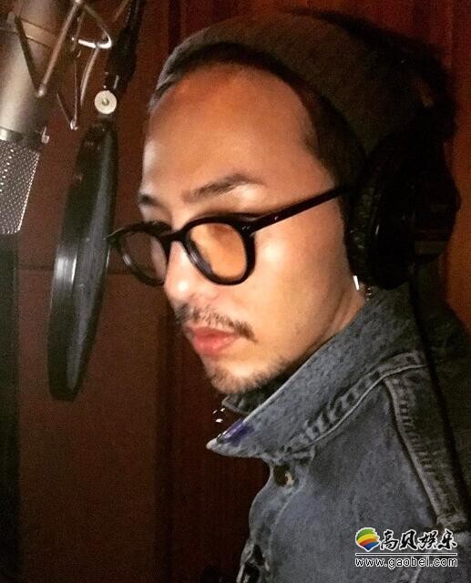 权志龙今天在社交网站公布一张自己在YG录音室的照片