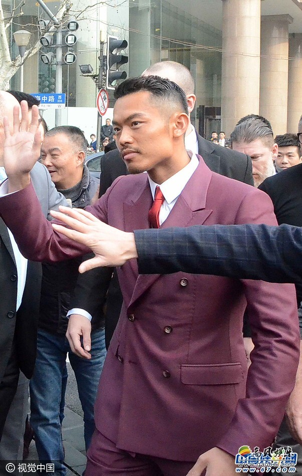 日前，林丹一身紫红西装现身上海街头显骚气