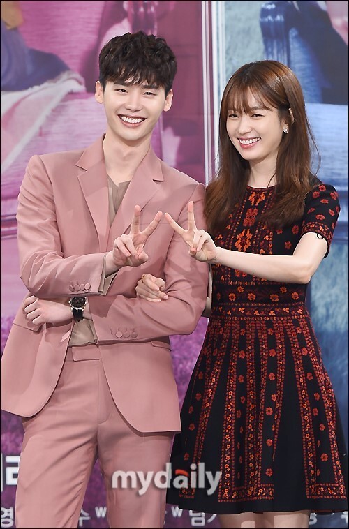 《W》昨晚再创收视新高,蝉联了韩国周三周四剧收视冠军 《W》昨晚再创收视新高,蝉联了韩国周三周四剧收视冠军