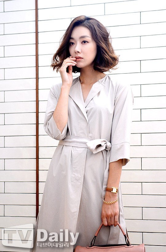 苏怡贤出在江南区MOSS STUDIO为某手包品牌拍摄了代言广告