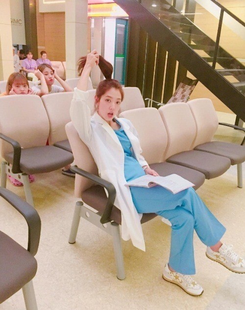 朴信惠上传了在《Doctors》拍摄现场拍的三张照片 朴信惠上传了在《Doctors》拍摄现场拍的三张照片