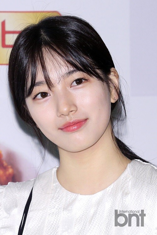 韩国女子组合miss A成员秀智在咖啡店举行粉丝签名会