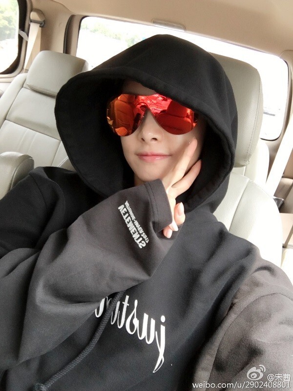 f(x)成员宋茜在自身微博发布两张照片 f(x)成员宋茜在自身微博发布两张照片