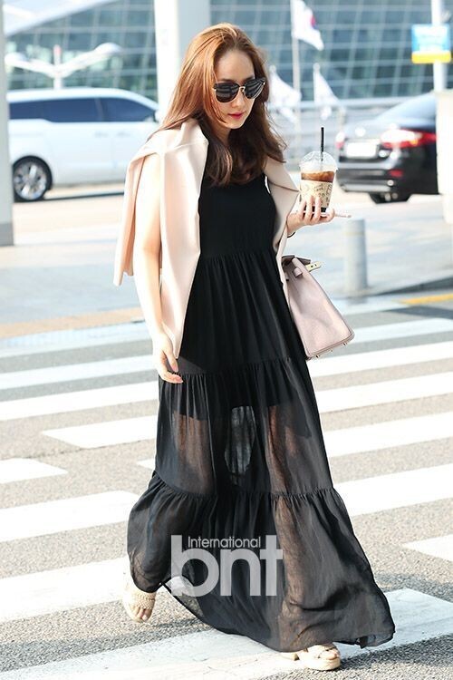 朴敏英现身仁川国际机场，因海外日程出国