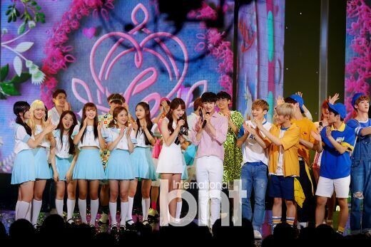 《The Show》在首尔上岩洞SBS Prism Tower进行现场直播