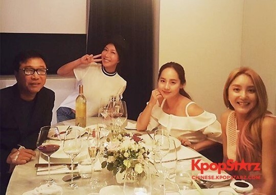 S.E.S成员Shoo公开了成员们与李秀满的合照 S.E.S成员Shoo公开了成员们与李秀满的合照