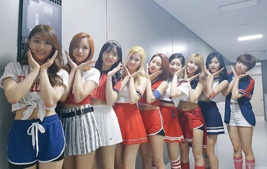 TWICE为庆祝出道300天，上传成员们的团体照