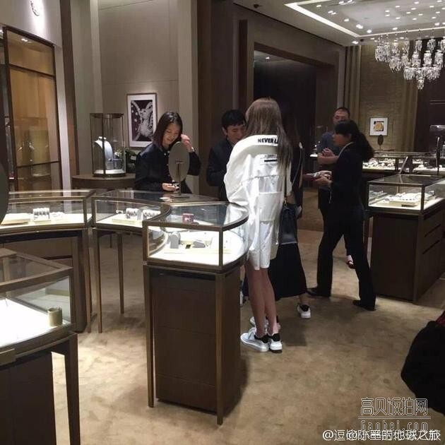 王思聪又换女伴了。这次又被拍到干嘛了? 王思聪又换女伴了。这次又被拍到干嘛了?