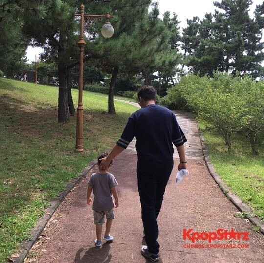 郑俊河公开与儿子Luha休假合照