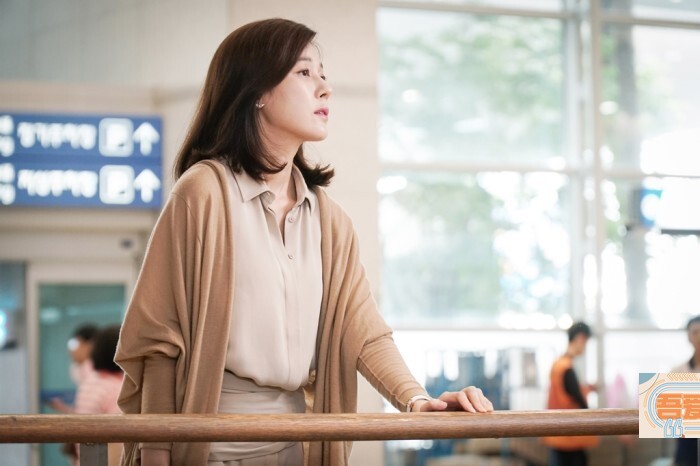 金荷娜在新水木剧《通往机场的路》中饰演女主人公崔秀雅