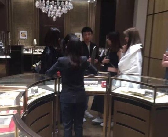 有网友曝光王思聪带三名女孩子澳门逛珠宝店的照片