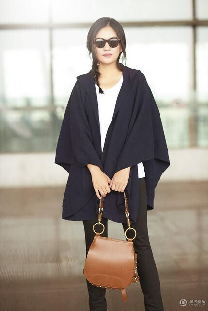 赵薇现身北京国际机场，即将启程奔赴伦敦国际时装周