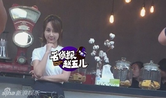 杨紫近日拍写真时就特意穿上白衬衫上围丰满 杨紫近日拍写真时就特意穿上白衬衫上围丰满