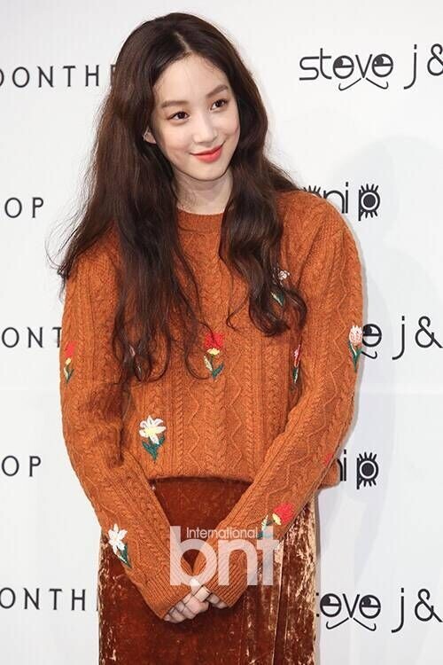 演员郑丽媛等出席某品牌举行特别活动