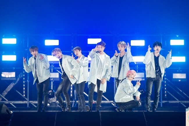 18日大势男子组合防弹少年团在首尔举行了演唱会 18日大势男子组合防弹少年团在首尔举行了演唱会