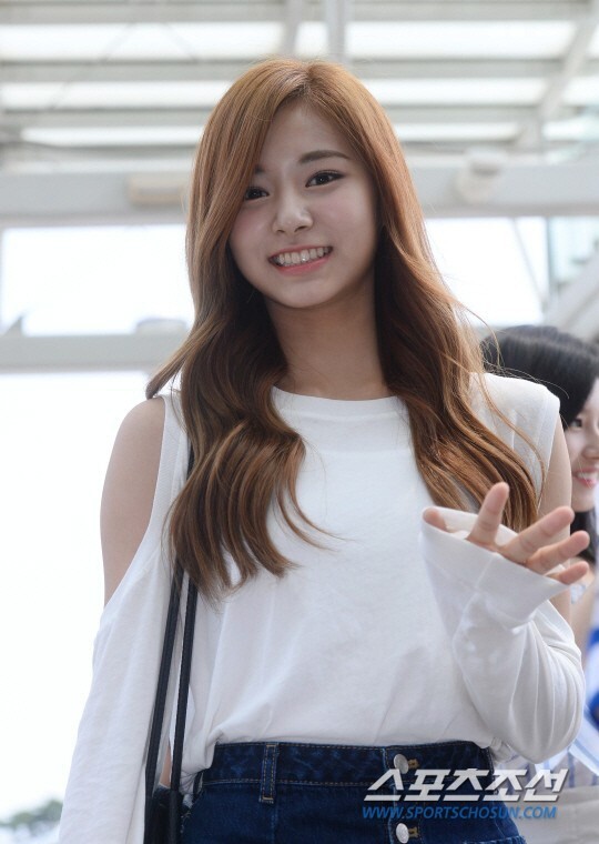 女团TWICE成员子瑜参加了《我们小区艺体能》“射箭篇”的录制 女团TWICE成员子瑜参加了《我们小区艺体能》“射箭篇”的录制